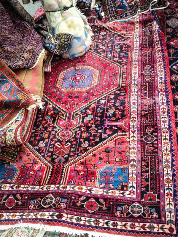 Persialaiset matot myyvät itämaisia ​​mattoja lattianpäällysteinä