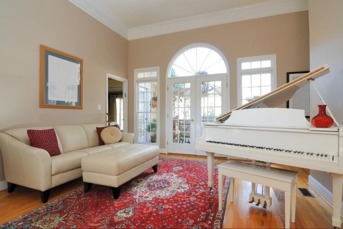 persialaiset matot olohuone piano vaaleat huonekalut