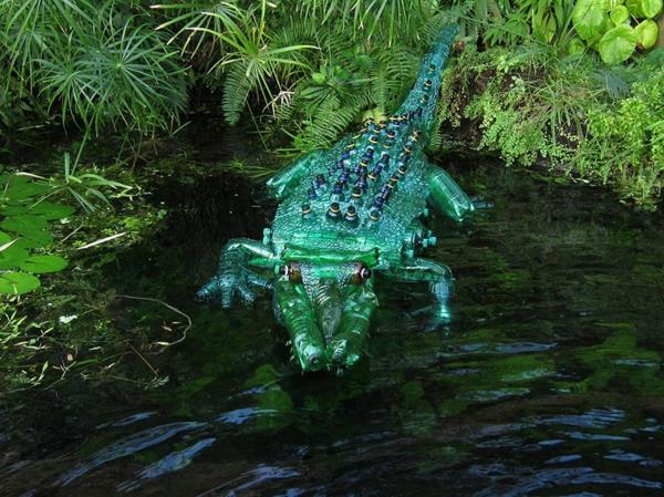 muovipullot art art muovinen krokotiili