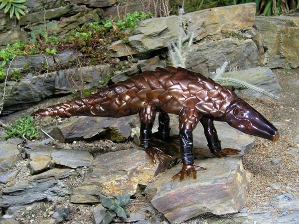 muovipullot art ruskea armadillo