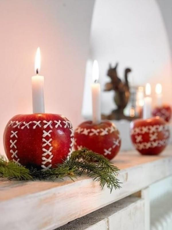 omenat joulukoristeet väristävät itseäsi valkoisia kynttilöitä