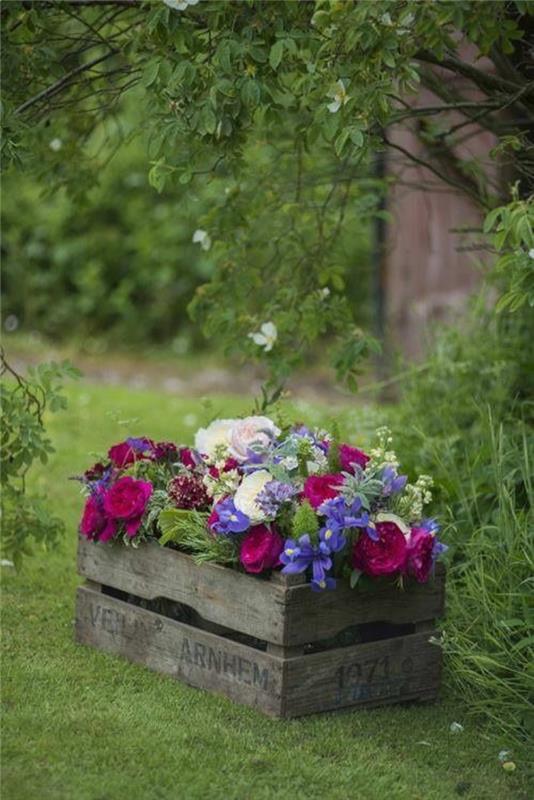 puinen istutuslaatikko maalaismaisilla kukilla