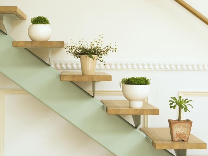 helppohoitoiset huonekasvit koristavat portaikon ruukkukasveilla