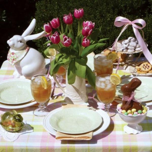 pääsiäispöydän koristelu perhejuhla juhla tulppaanit kukat ulkona pääsiäispupu