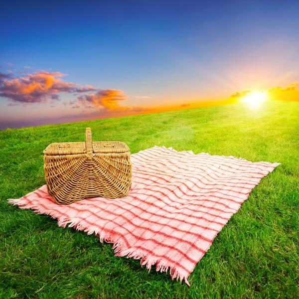 piknik -luontoretki ulkona auringonlaskun aikaan