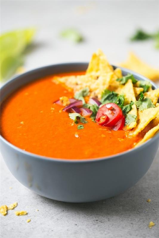 mausteinen kylmä tomaattikeitto gazpacho -resepti