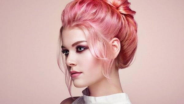 vaaleanpunaiset vaaleat hiusväritrendit 2021