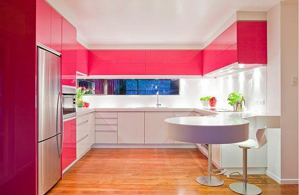 vaaleanpunainen väri kalustus vahva keittiö valkoinen moderni