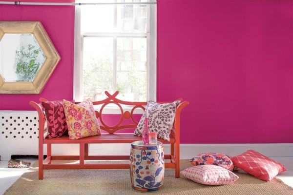 vaaleanpunaiset sisätilat ideoita tyylikäs seinä, joka on maalattu kirkkaasti