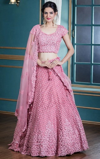 Lehenga tervező rózsaszín színben