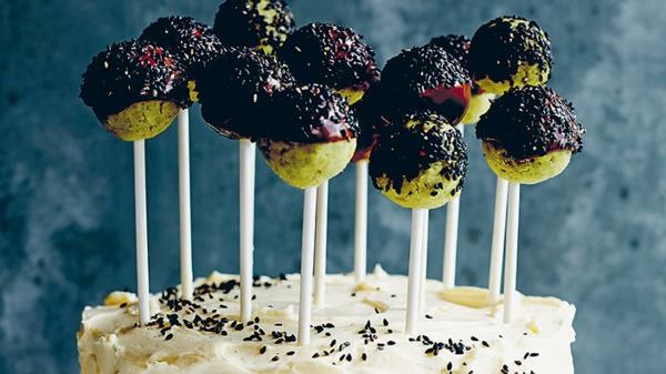pistaasikakku ponnahtaa taikina matcha tumma suklaa