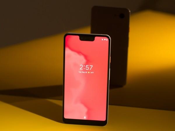 pikselin älypuhelin, jossa on vaaleanpunainen näyttö