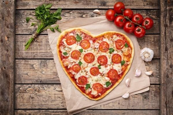 Tee pizza itsellesi kynttiläillallinen -ideoita