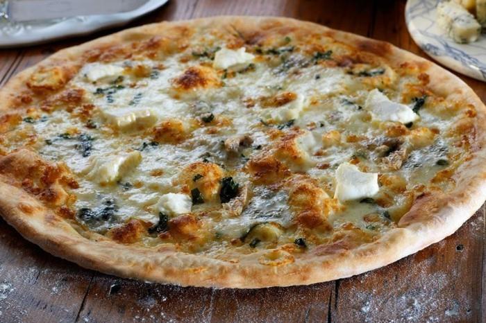 pizza neljä erilaista juustoa herkullista