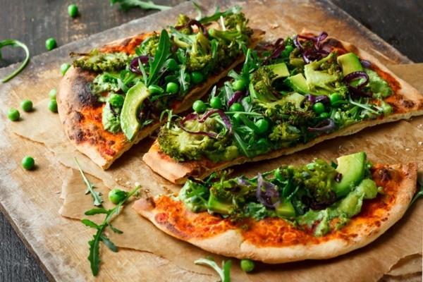 ideoita pizzan täytteisiin vihreät herneet parsakaali avokado