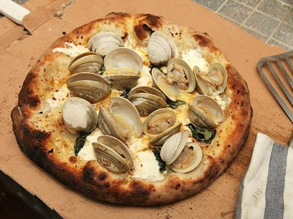 ideoita pizzan täytteisiin simpukat mozzarella chili