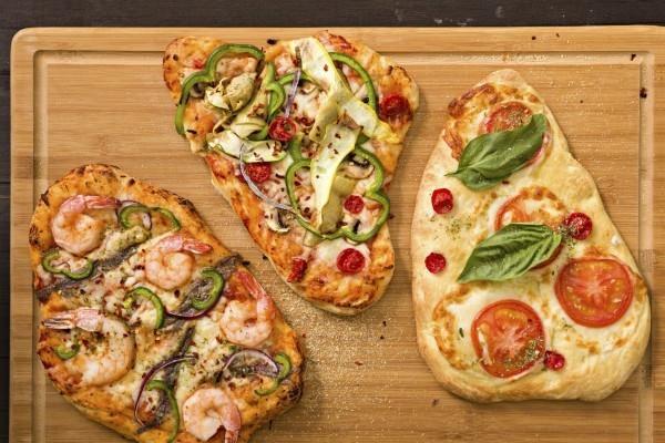 Pizzan täytteen ideoita katkarapu basilika tomaatti sipuli