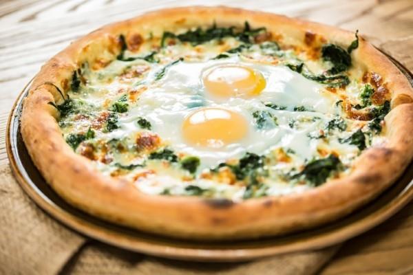 Pizzan täytteen ideoita paistetut munat rucola