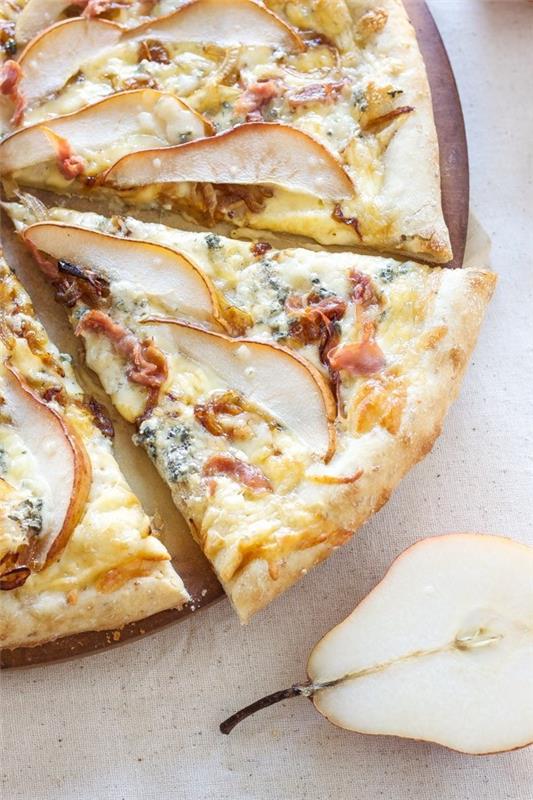 Pizzakastike proshutto päärynä sinihomejuustoa