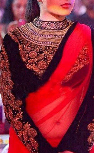 Almindelig saree med kraftig designerbluse