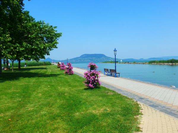 balaton järven puiston kävelykatu