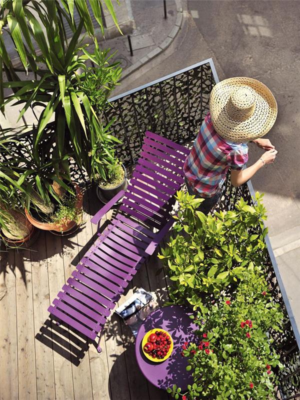 tilaa säästävät huonekalut tekevät pienistä parvekkeista värikkäitä violetteja
