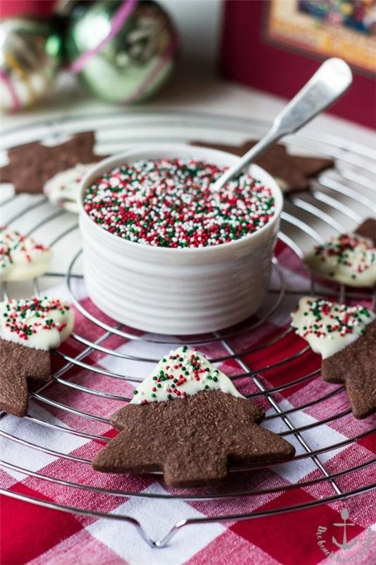 Evästeet koristavat kuorrutetta ja värikkäitä sprinklejä