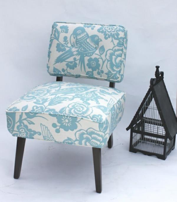 elävä kuvio pehmeät tekstiilit sininen valkoinen pehmustetut huonekalut ja oleskelutila