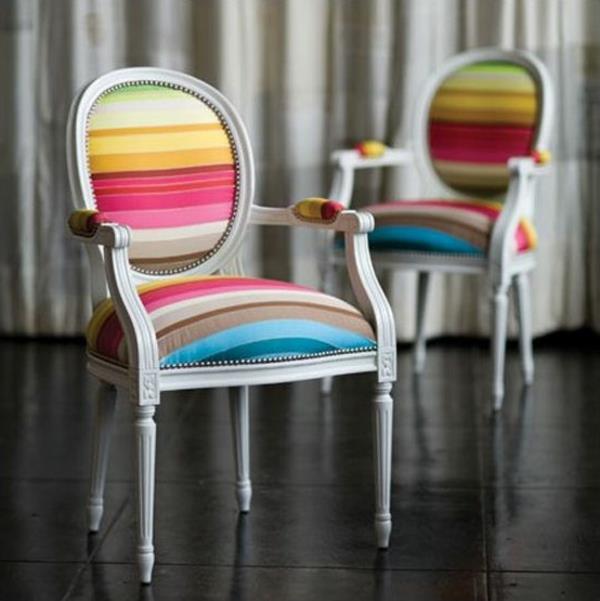 kuvio pehmeät tekstiilit värikkäät raidat pehmustetut huonekalut ja olohuoneen maisema