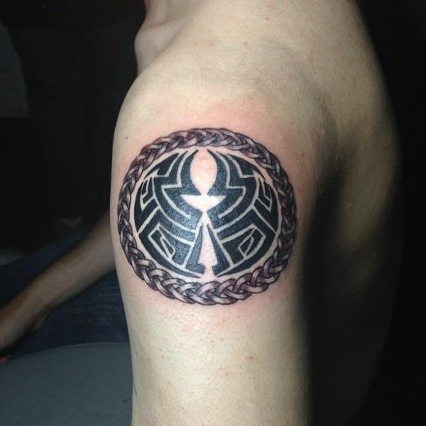 polynesialainen heimo tatuointi olkavarret miehille tatuointeja
