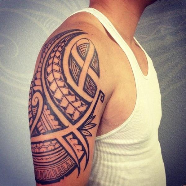 polynesialaiset heimojen tatuoinnit olkavarteen miehet