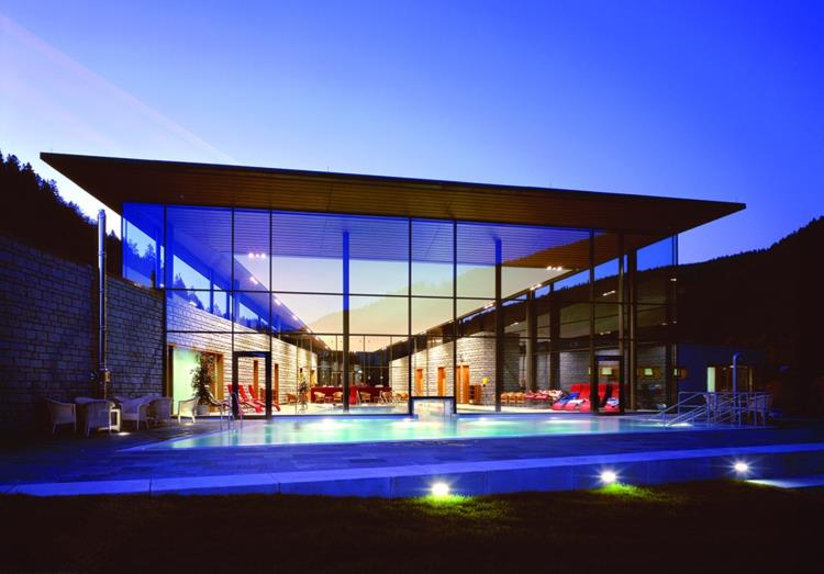 altaan rakentaminen Radon Revitalbad Menzenschwand Blue Hour -allas