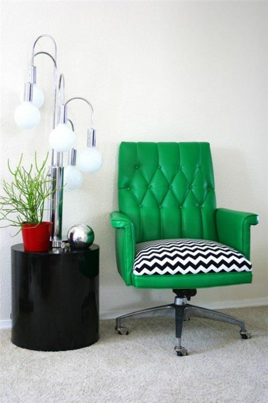 pop -taiteessa on sisustusverhoiltu nojatuoli vihreä chevron -kuvio