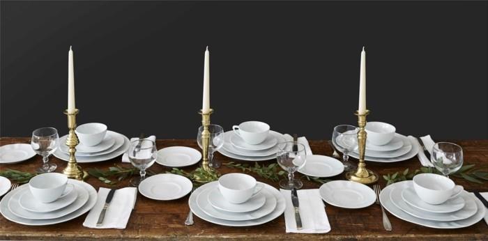 posliiniastiat valkoiset pöytäkoristeet kupit lautaset kultaiset kynttilänjalat