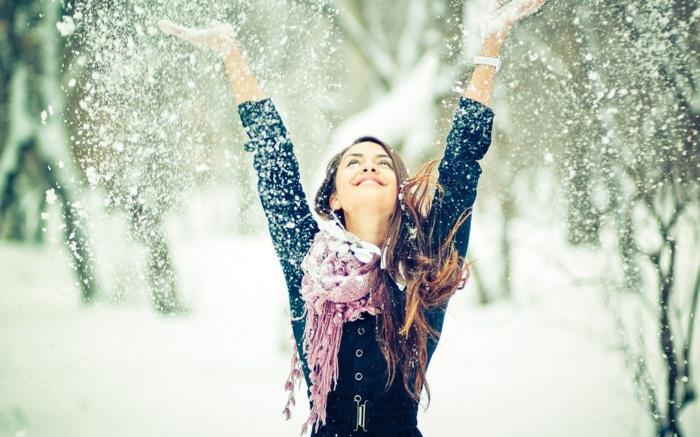 Opi ajattelemaan positiivisesti tyttö talvinen lumi
