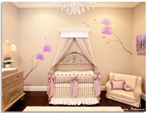 upea vauvan huoneen kukkakoriste -seinä