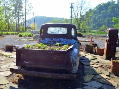 käytännöllinen puutarhasuunnittelu vanhan auton istutus
