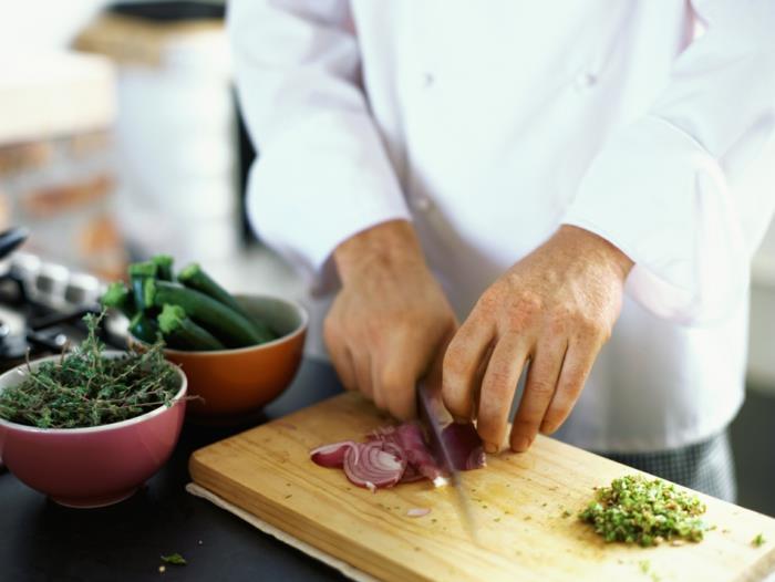 ammatillinen kokin veitsitesti hyvä keittiöveitsen leikattu salaatti