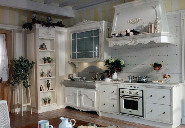 provence -keittiö, kuten kaapit raidalliset seinät