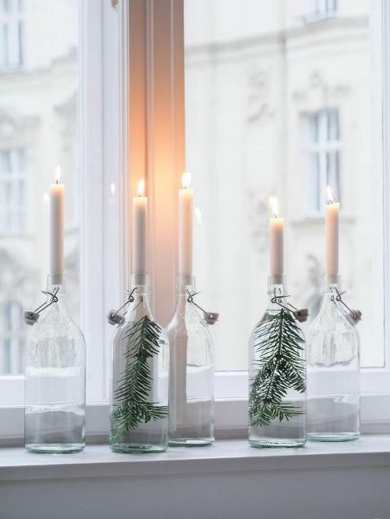 puristinen joulukoriste ikkunalaudalle valkoiset kynttilät kuusenvihreä