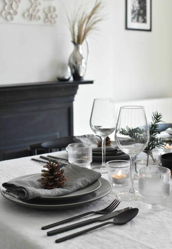 puristinen joulukoristepöydän koristelu maalaismainen hana