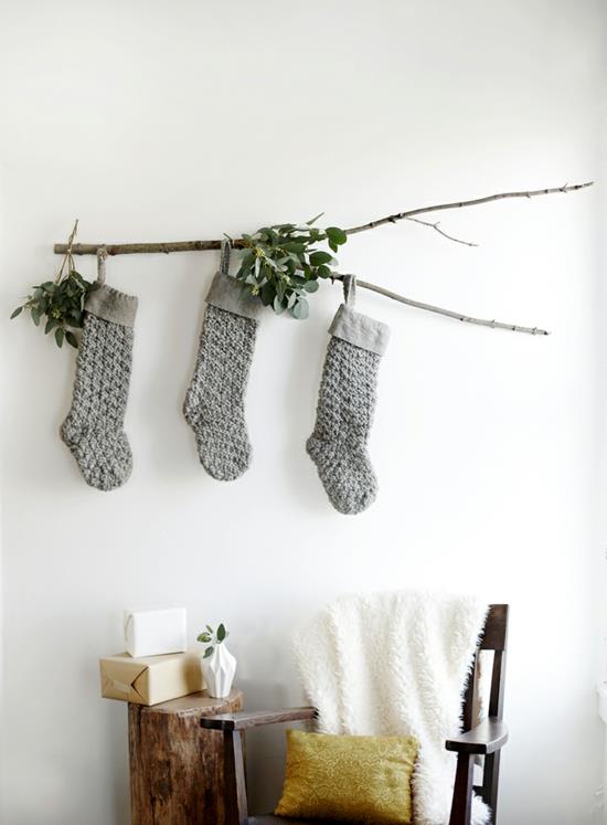 puristinen joulukoristeinen seinäkoriste harmaat neulotut sukat