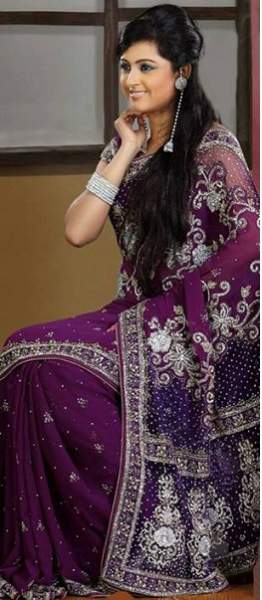 A sötét lila bengáli tervező Saree