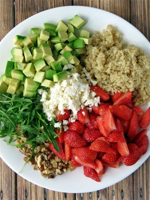 quinoa -reseptit abocado mansikka rucola -salaatti