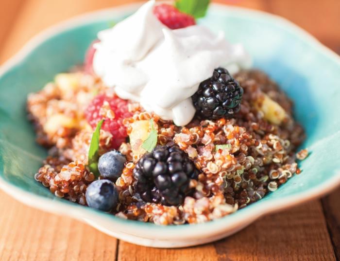 quinoa -reseptit terveellinen aamiainen hedelmäsalaatti