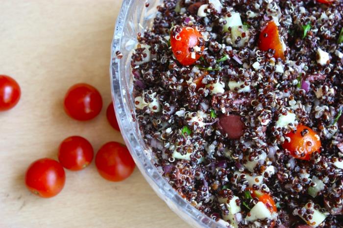 quinoa -reseptit mustat kirsikkatomaatit