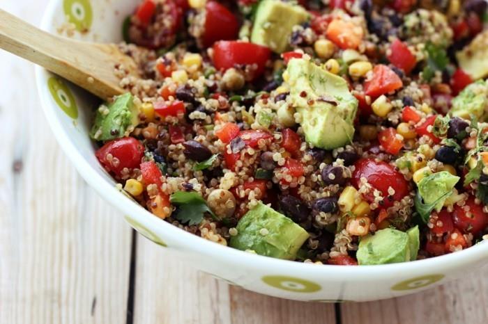 quinoa -salaatti avokado -vegaanisen aamiaisen brunssilla