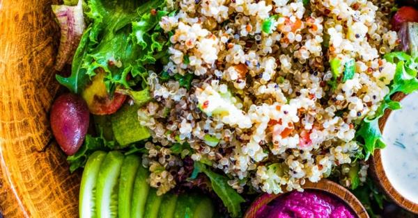 quinoa-salaatti pseudo-vilja terve