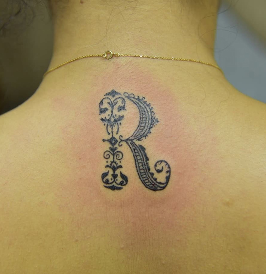 R Letter Tattoo Design på halsen