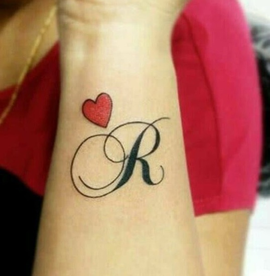 Indledende R tatoveringsdesigner
